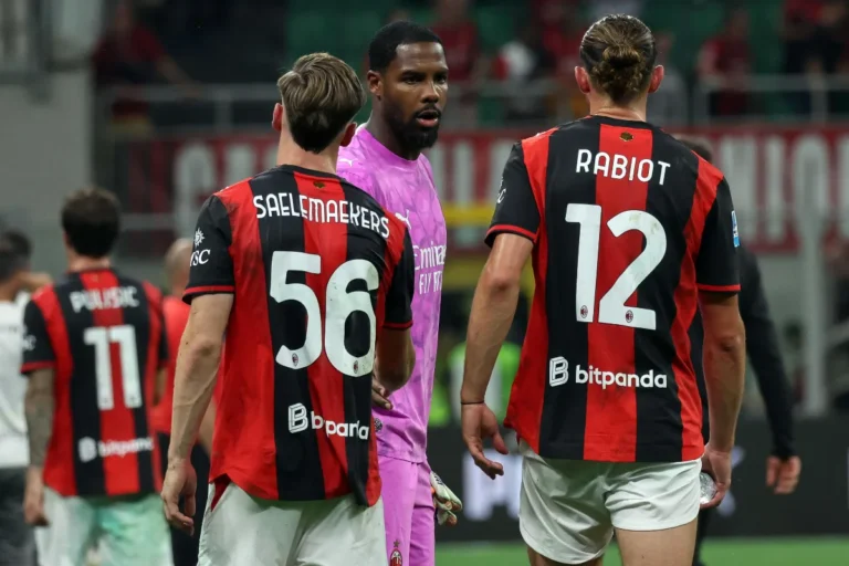Maignan, Rabiot e Saelemaekers del Milan con espressione di delusione durante la partita