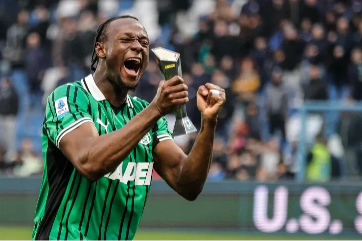 Ismael Koné, centrocampista del Sassuolo, festeggia al termine del match contro l'Atalanta