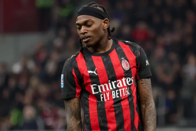 Rafael Leao in maglia Milan durante una partita, con lo sguardo rivolto verso il basso