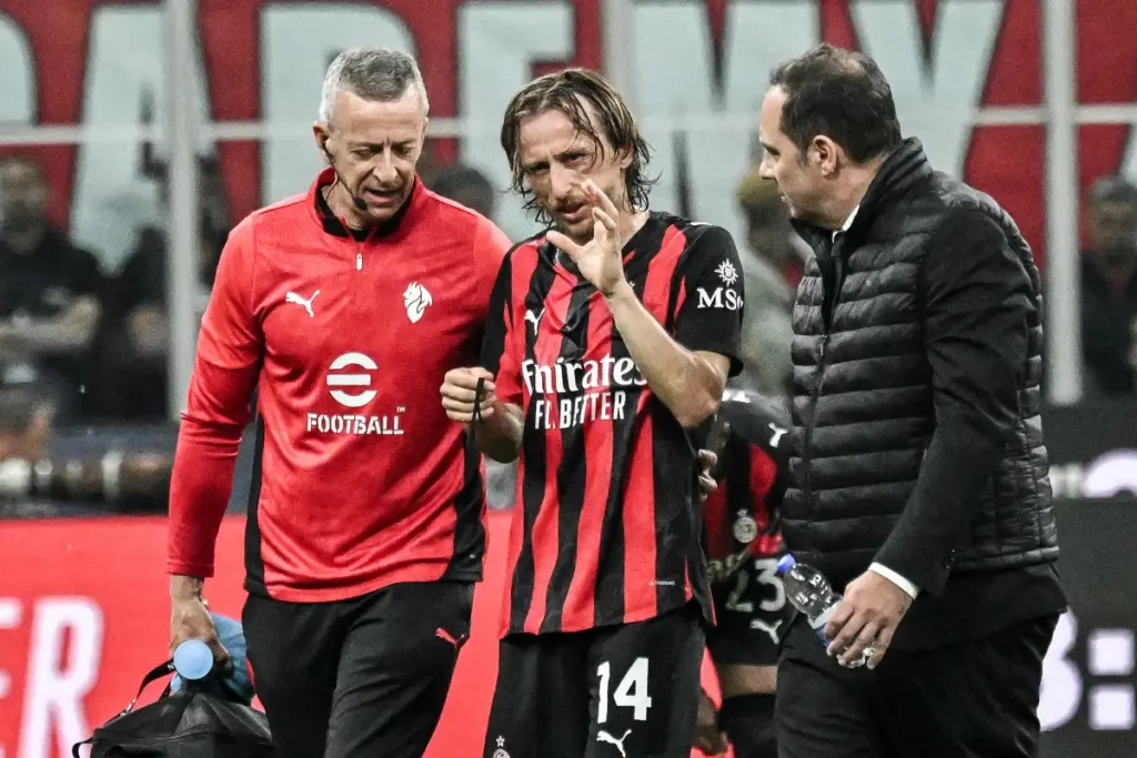 Luka Modric, centrocampista del Milan, dopo l'infortunio rimediato nel corso del match contro la Juventus