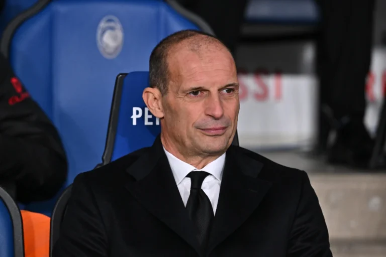 Massimiliano Allegri in panchina durante una partita del Milan, con espressione concentrata