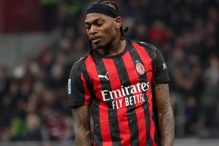 Rafael Leao in maglia rossonera del Milan durante una partita