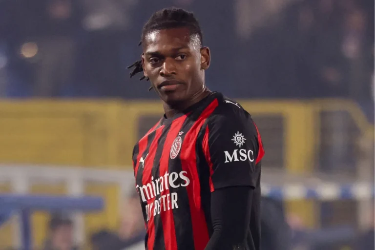Rafael Leão in maglia rossonera del Milan con sponsor Emirates durante una partita