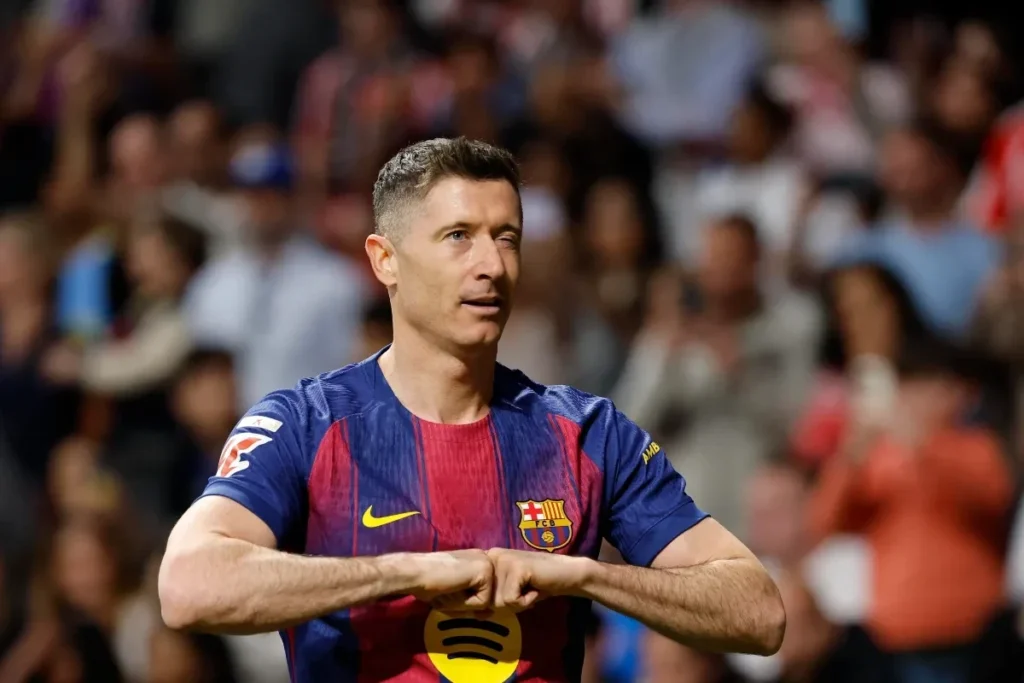 Robert Lewandowski in maglia Barcellona durante una partita, con le braccia conserte