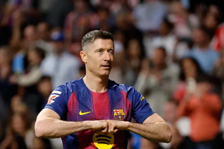 Robert Lewandowski in maglia Barcellona durante una partita, braccia conserte davanti al pubblico