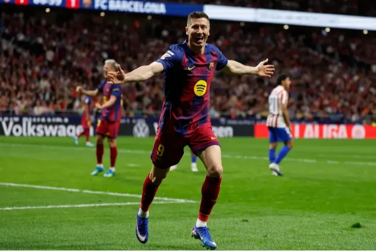 Robert Lewandowski, attaccante del Barcellona, esulta dopo la rete realizzata contro l'Atletico Madrid