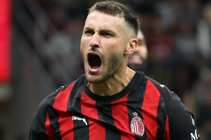Santiago Gimenez esulta con il Milan