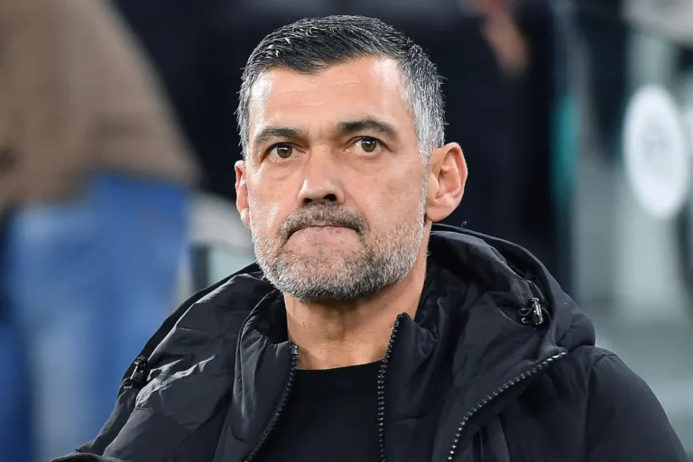 Sergio Conceicao, allenatore, ritratto in primo piano con giacca nera durante una partita