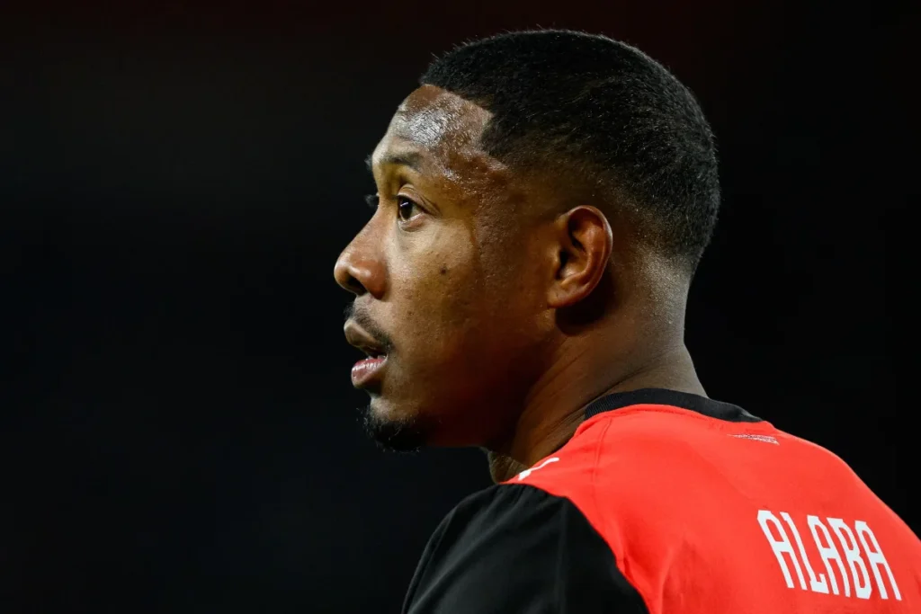 David Alaba in primo piano, indossa la maglia rosso-nera