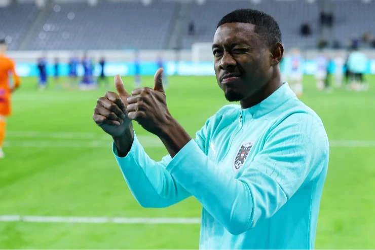 Alaba saluta i tifosi dell'Austria