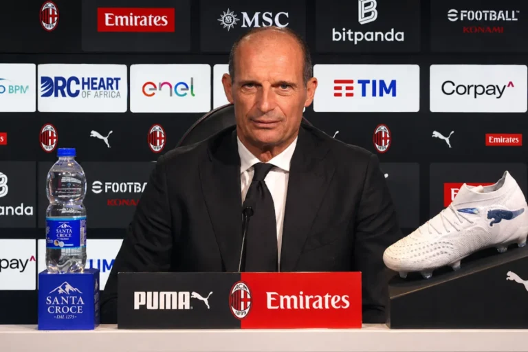 Massimiliano Allegri in conferenza stampa al Milan, davanti ai microfoni con logo Emirates sullo sfondo