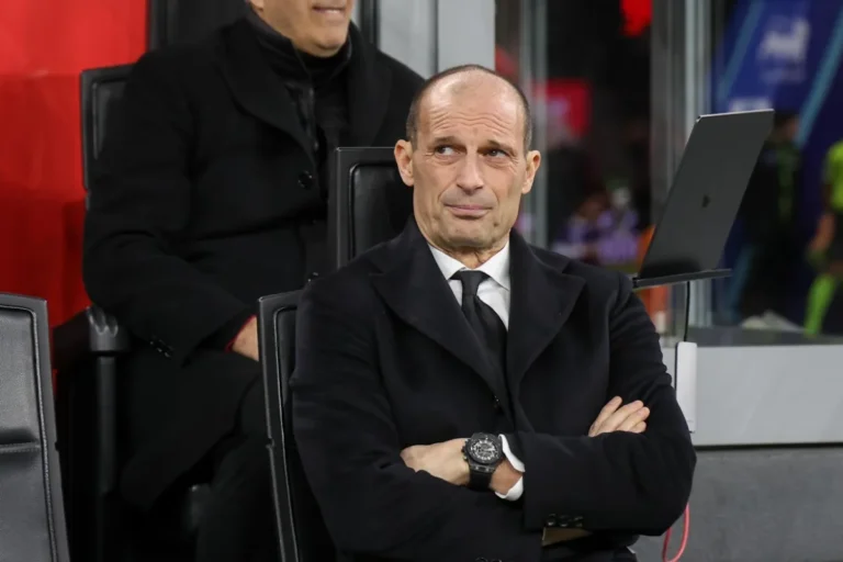 Massimiliano Allegri in panchina durante una partita del Milan