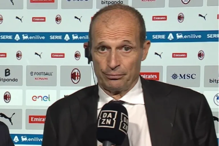 Allegri durante un'intervista con microfono DAZN,