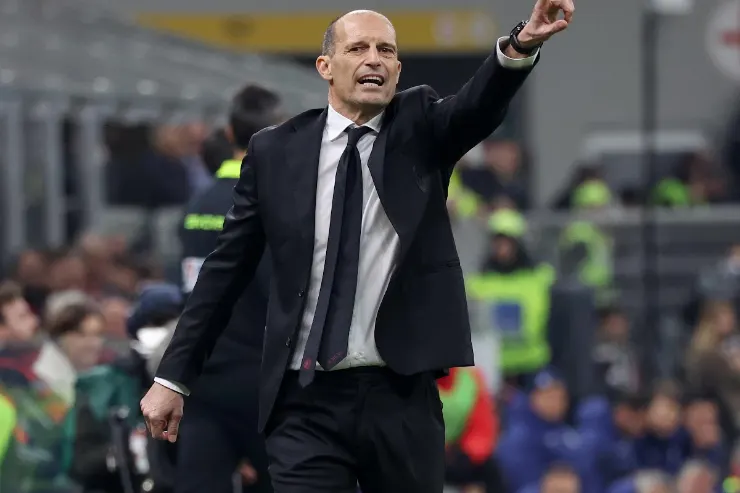 Massimiliano Allegri in panchina con gesto di indicazione durante una partita