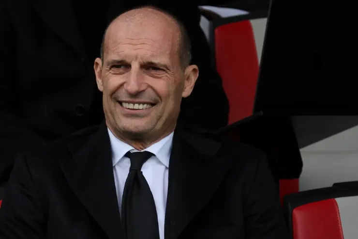 Massimiliano Allegri sorride dalla panchina durante una partita
