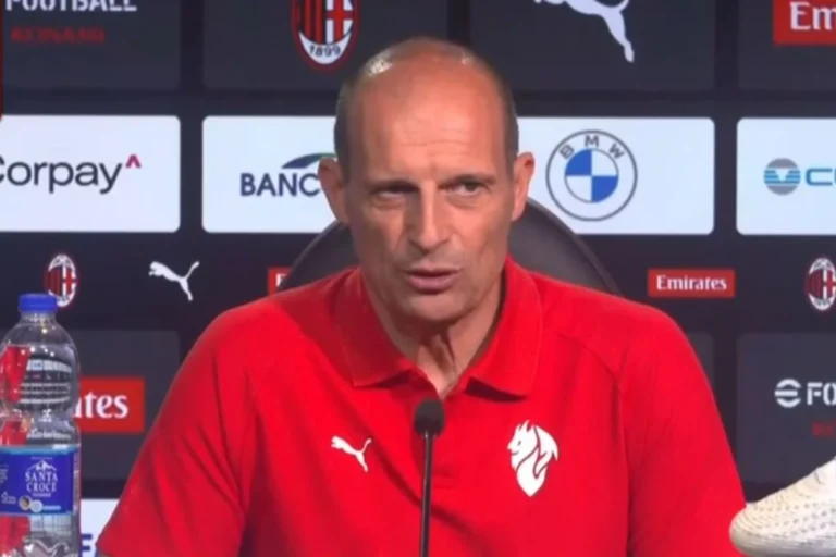 Allegri in conferenza stampa al Milan indossa la polo rossa ufficiale Puma