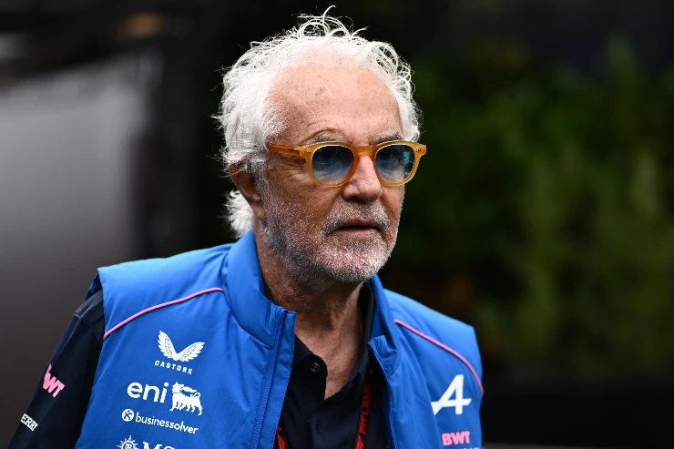 Flavio Briatore con giubbotto blu Alpinestars durante un evento motorsport