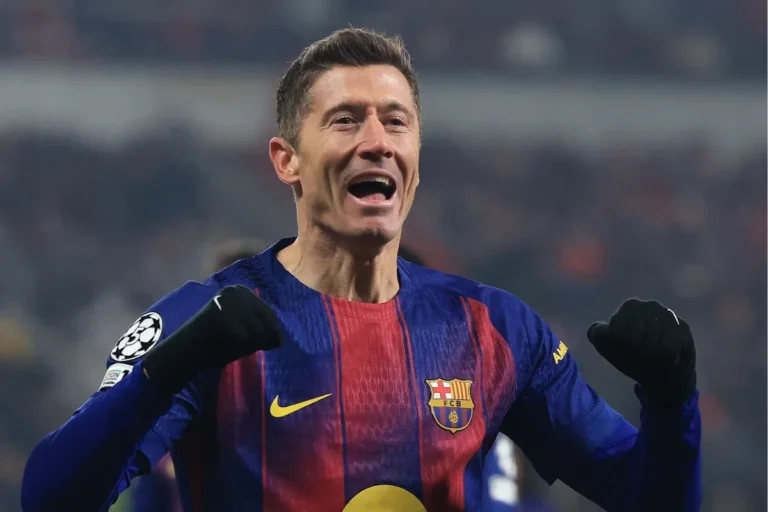 Robert Lewandowski in maglia Barcelona esulta durante una partita di Champions League