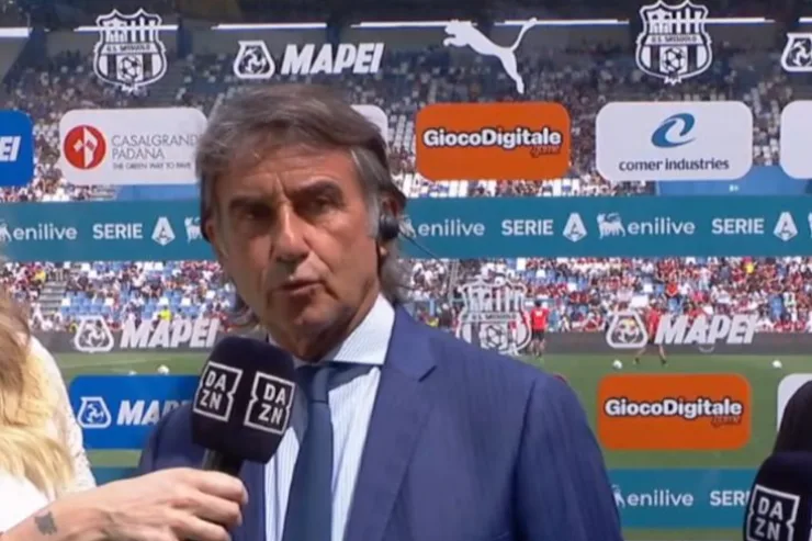 Giovanni Carnevali, direttore sportivo del Sassuolo, intervistato a bordocampo prima di una partita di Serie A