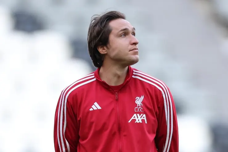 Federico Chiesa in tuta da allenamento Liverpool con logo AIA e Adidas