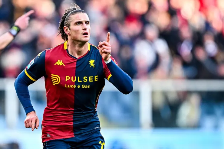 Lorenzo Colombo in azione con la maglia del Genoa durante una partita