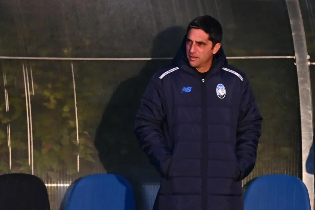 D'Amico in panchina con tuta New Balance Atalanta durante Milan-Atalanta