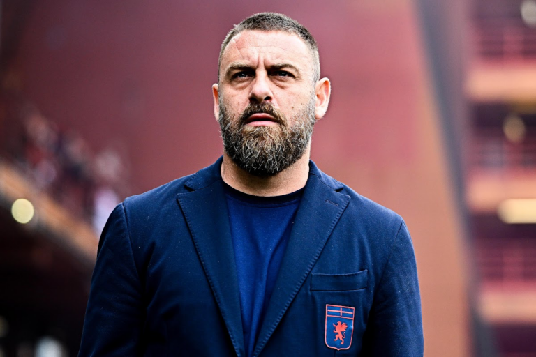 Daniele De Rossi, allenatore del Genoa, in primo piano con sguardo concentrato durante una partita