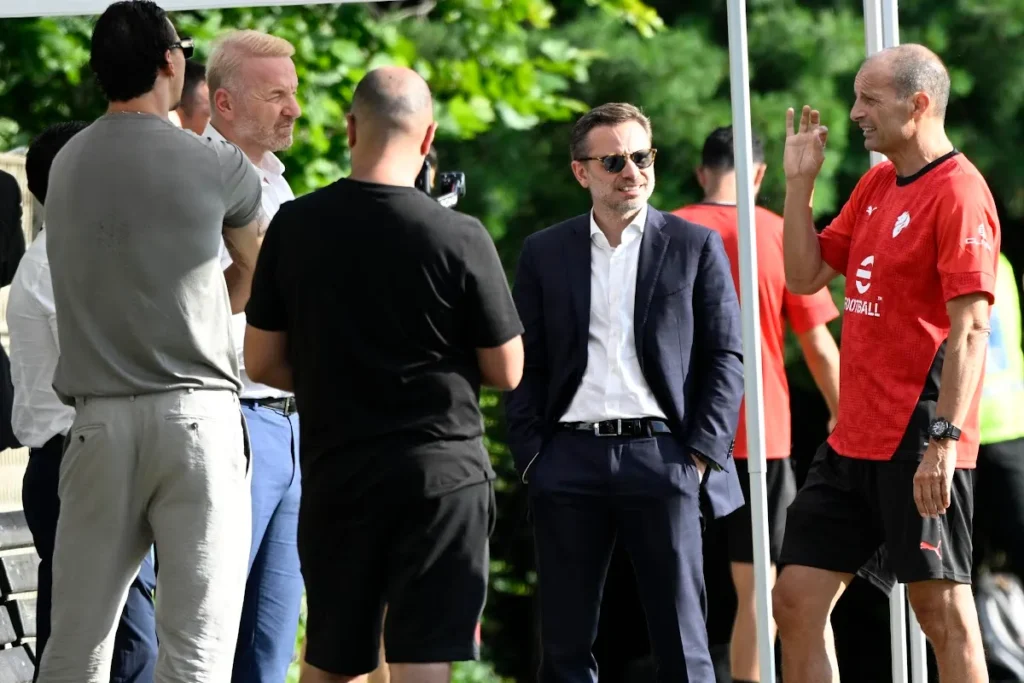 Dirigenti Milan in riunione all'aperto: Ibrahimovic, Furlani e Tare conversano con staff tecnico