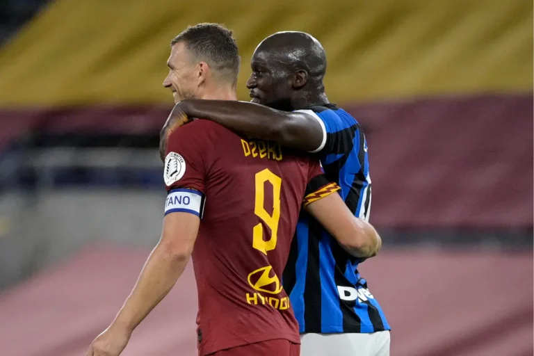 Edin Dzeko con fascia da capitano abbraccia Lukaku in maglia Inter durante Roma-Inter