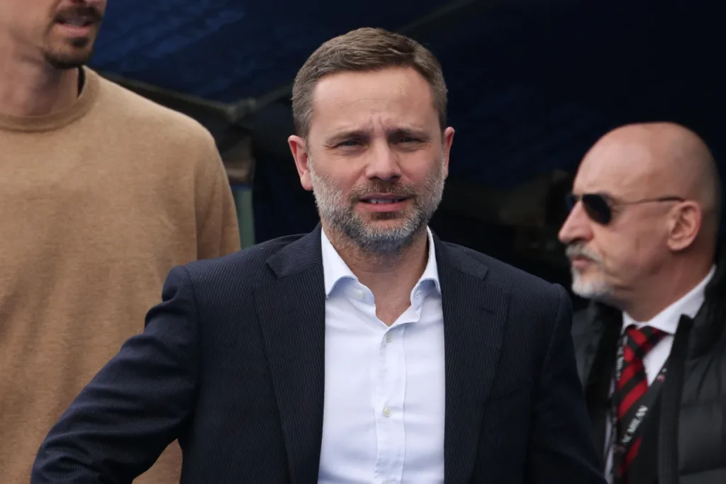 Giorgio Furlani, amministratore delegato del Milan, in abito blu durante un evento stadio