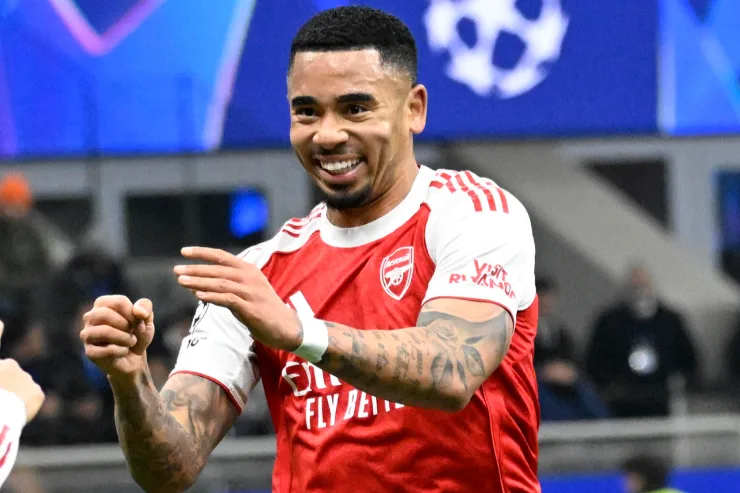 Gabriel Jesus, attaccante dell'Arsenal, sorride durante una partita in Champions League indossando la maglia rosso-bianca dei Gunners