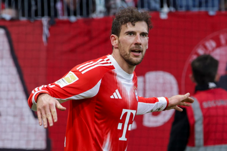 Leon Goretzka in maglia Bayern Monaco durante una partita, con le braccia aperte in panchina