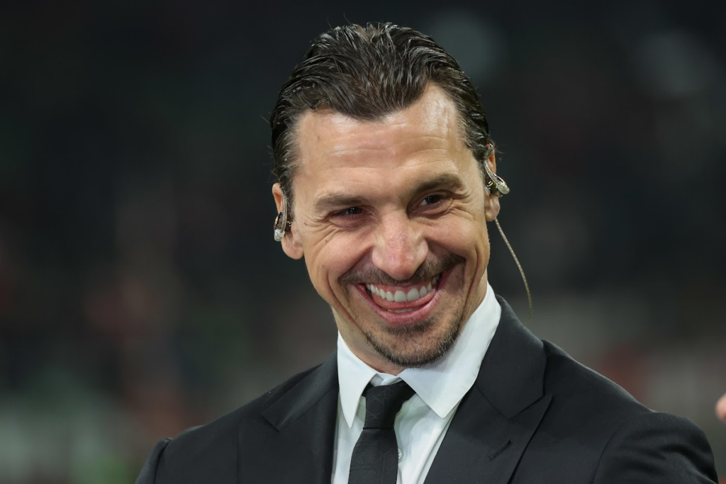 Zlatan Ibrahimovic sorride durante un evento in abito formale scuro con cuffie