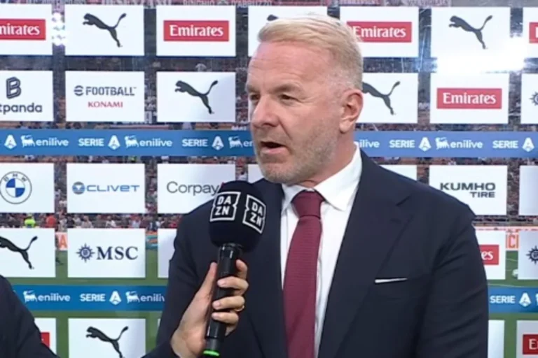 Igli Tare intervistato allo stadio San Siro, sullo sfondo le sponsorizzazioni del Milan
