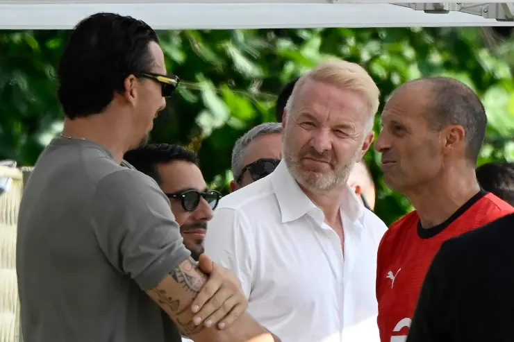 Igli Tare in conversazione con dirigenti Milan, Ibrahimovic e Allegri durante un incontro all'aperto
