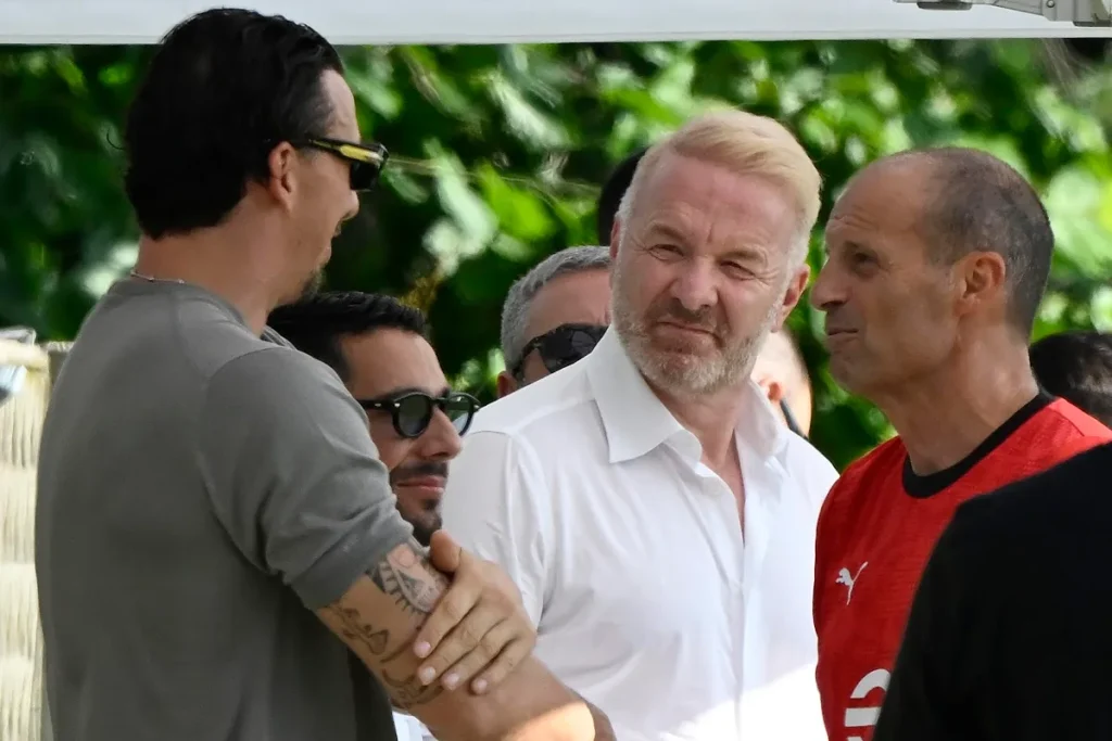 Igli Tare in discussione con dirigenti Milan, Zlatan Ibrahimovic e Massimiliano Allegri in riunione all'aperto