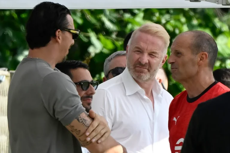 Igli Tare in discussione con dirigenti Milan, Zlatan Ibrahimovic e Massimiliano Allegri durante una riunione all'aperto