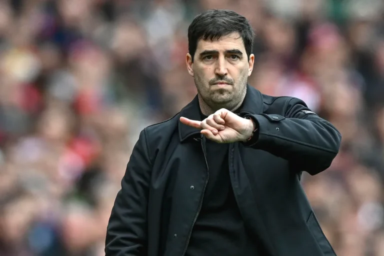 Andoni Iraola a bordo campo con gesto di indicazione durante una partita