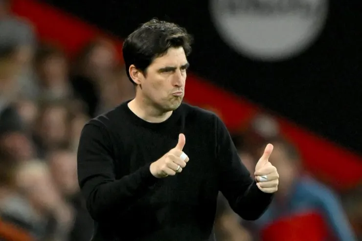 Iraola durante una partita, gestures towards the pitch with both hands in a coaching instruction