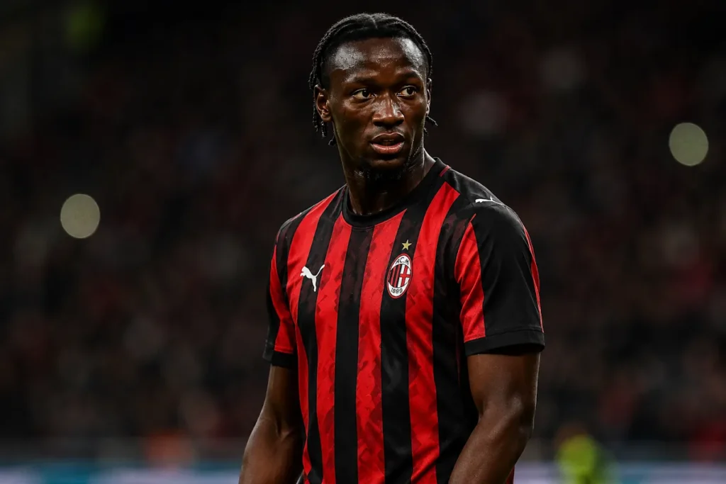 Ismael Koné in maglia rossonera durante una partita, primo piano in campo