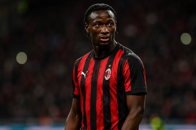 Ismael Koné in maglia rossonera durante una partita, primo piano in campo