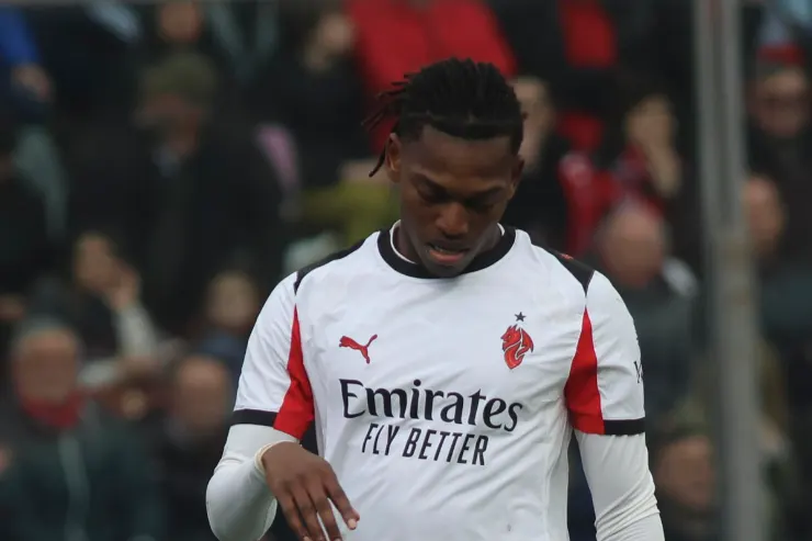 Rafael Leao in maglia Arsenal, con lo sguardo rivolto verso il basso durante una partita