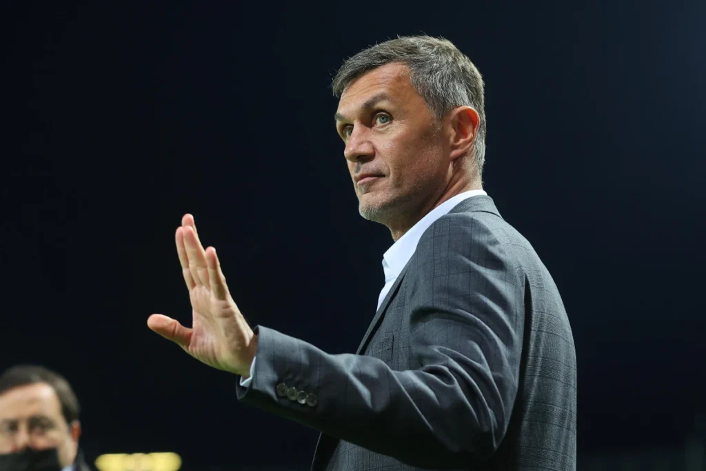 Paolo Maldini durante una conferenza stampa gesticola con la mano mentre parla