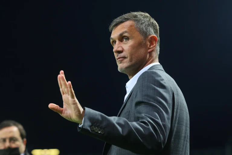 Paolo Maldini durante una conferenza stampa gesticola con la mano mentre parla