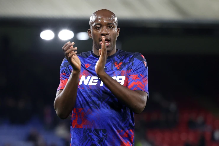 Jean-Philippe Mateta, attaccante del Crystal Palace, in maglia da trasferta blu durante una partita