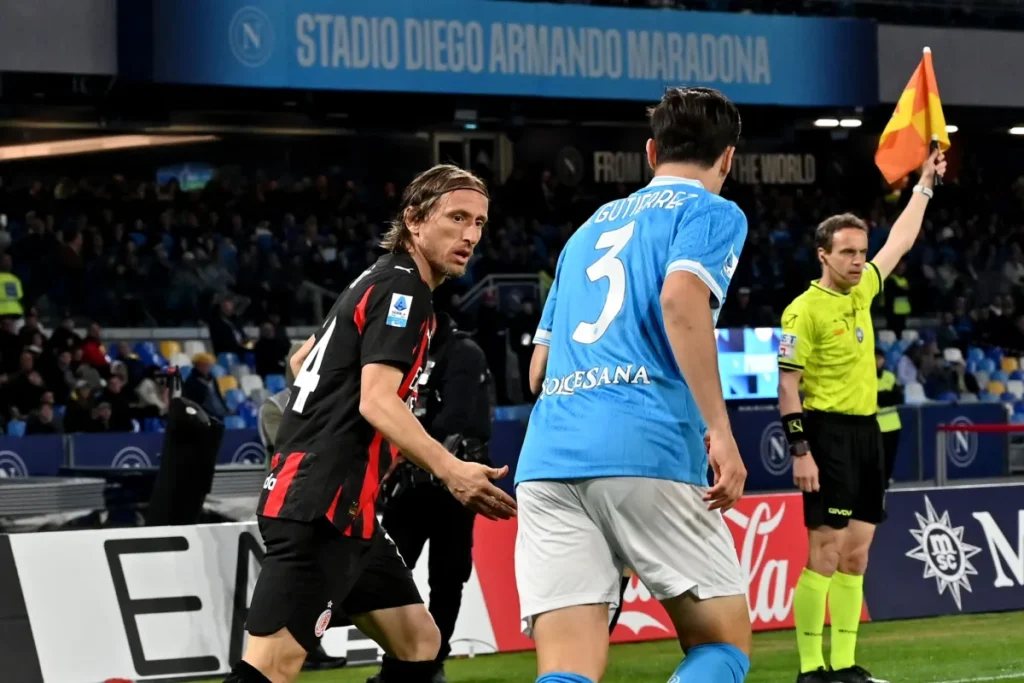 Modric in maglia rossonera durante una partita allo stadio Diego Armando Maradona