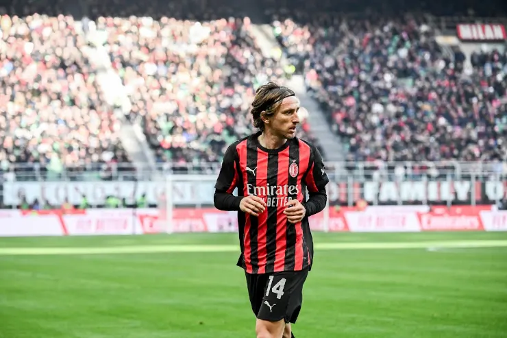 Luka Modric in maglia rossonera durante una partita al Meazza