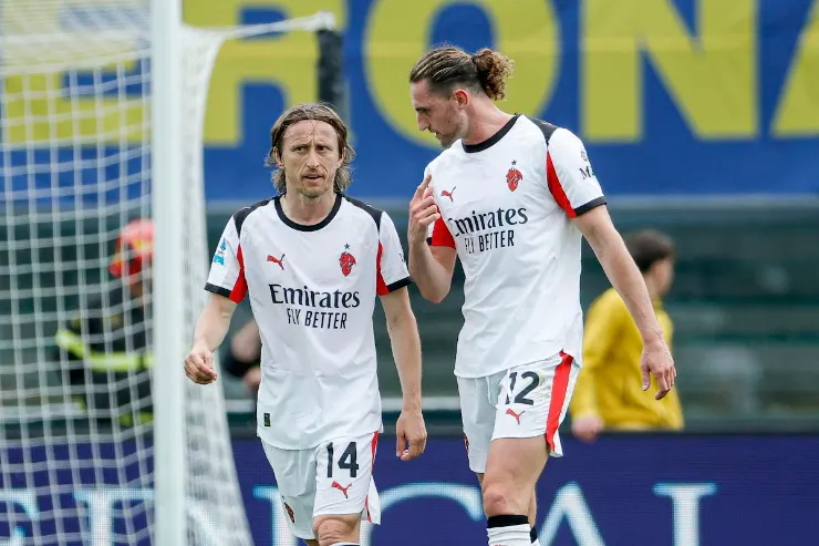 Modric e Rabiot in campo con la maglia del Milan durante una partita