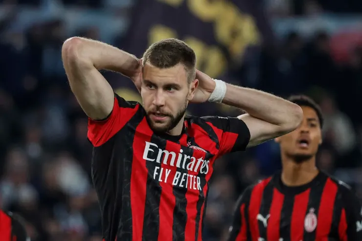 Pavlovic in maglia rossonera con le mani dietro la testa durante una partita del Milan
