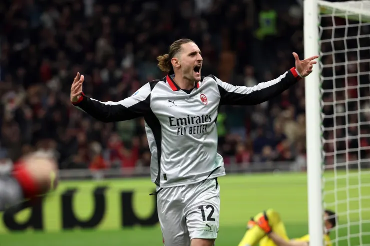 Rabiot con la divisa del Milan esulta in campo con le braccia aperte davanti alla porta